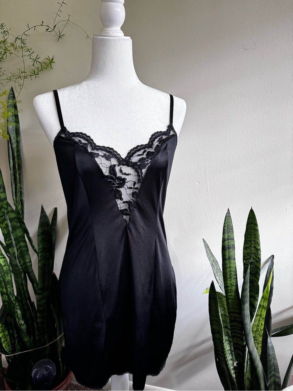 VTG 1970s-80s jcp Black Lace Trim Satin Chemise Slip
